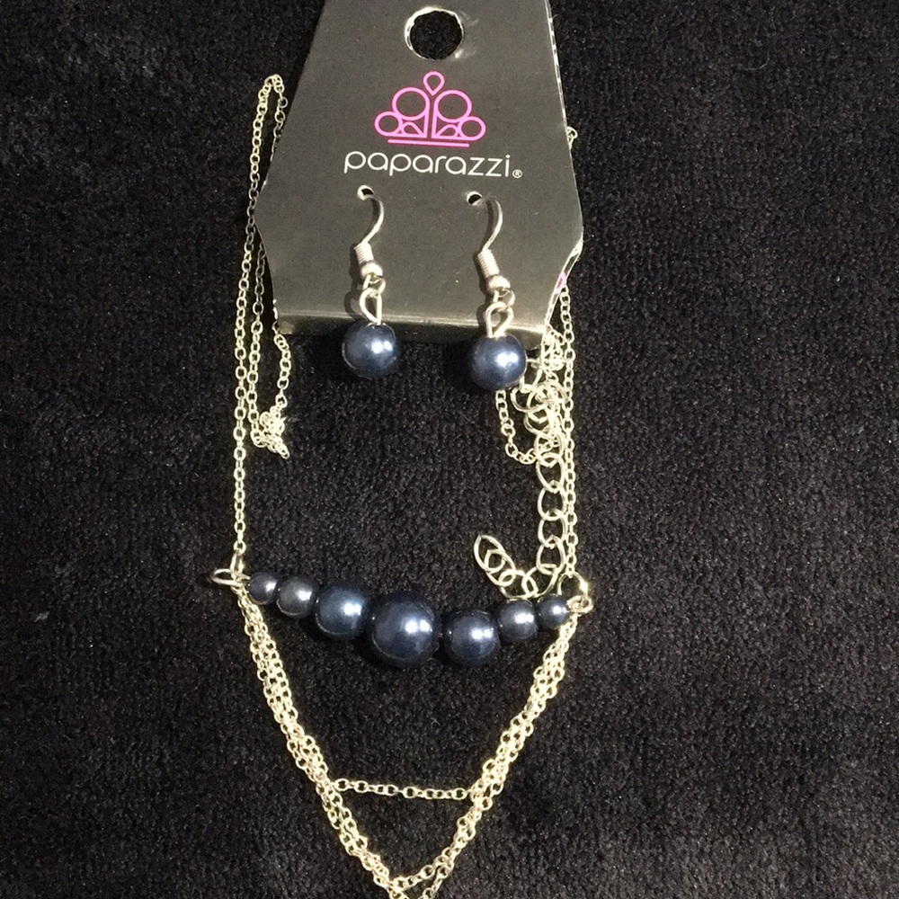 pair of earing with matching necklace - Picture 1 of 1
